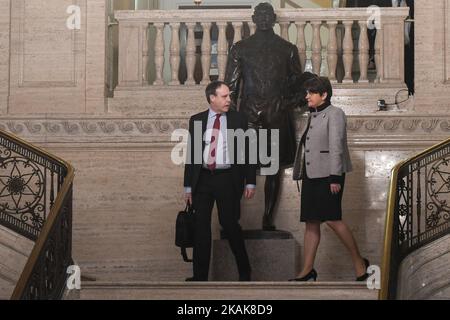 Arlene Foster, leader del Partito democratico Unionista (DUP), e Nigel Dodds, vice leader del DUP, in vista della sessione plenaria dell'Assemblea a Stormont a Belfast. Lunedì 16 gennaio 2017 a Belfast, Irlanda del Nord, Regno Unito. Foto di Artur Widak *** Please use Credit from Credit Field *** Foto Stock