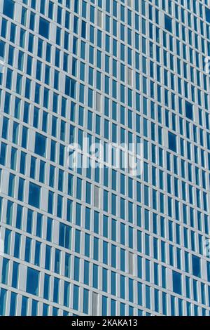 Moderno grattacielo nel centro di Austin, Texas, con finestre che riflettono il cielo. Esterno di un edificio commerciale con vetro sulla facciata al sole Foto Stock