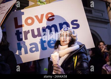 Una donna si trova di fronte a un segno che recita "l'odio di Love Trump”. Durante il discorso di inaugurazione del presidente degli Stati Uniti Donald Trump, la gente protesta per i diritti delle donne a Bruxelles il 20 gennaio 2017. (Foto di Kevin Van den Panhuyzen/NurPhoto) *** Please use Credit from Credit Field *** Foto Stock