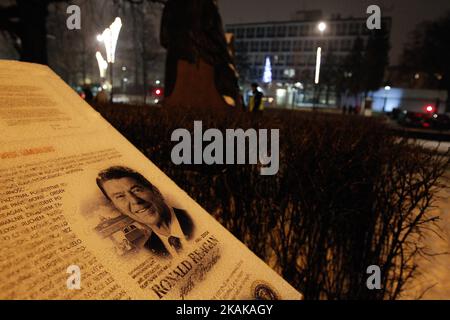 Un ritratto dell’ex presidente degli Stati Uniti Ronald Reagan è visto prima di una protesta contro l’insediamento di Donald Trump come presidente degli Stati Uniti di fronte all’ambasciata degli Stati Uniti a Varsavia il 20° venerdì 2017. Secondo i manifestanti, il signor Trump è visto come un razzista, una minaccia per i sindacati e per la protezione dell'ambiente. (Foto di Jaap Arriens/NurPhoto) *** Please use Credit from Credit Field *** Foto Stock