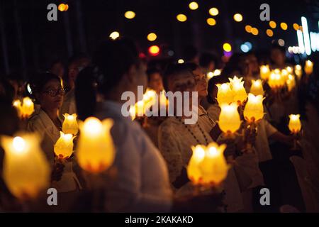 Varie agenzie e persone thailandesi meritano cerimonie per celebrare il 100th° giorno del passaggio del Re Bhumibol Adulyadej nella Provincia di Prachinburi, Thailandia, il 20 gennaio 2017. (Foto di Panupong Changchai/NurPhoto) *** Please use Credit from Credit Field *** Foto Stock