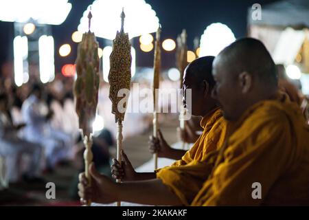 Varie agenzie e persone thailandesi meritano cerimonie per celebrare il 100th° giorno del passaggio del Re Bhumibol Adulyadej nella Provincia di Prachinburi, Thailandia, il 20 gennaio 2017. (Foto di Panupong Changchai/NurPhoto) *** Please use Credit from Credit Field *** Foto Stock