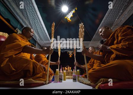 Varie agenzie e persone thailandesi meritano cerimonie per celebrare il 100th° giorno del passaggio del Re Bhumibol Adulyadej nella Provincia di Prachinburi, Thailandia, il 20 gennaio 2017. (Foto di Panupong Changchai/NurPhoto) *** Please use Credit from Credit Field *** Foto Stock