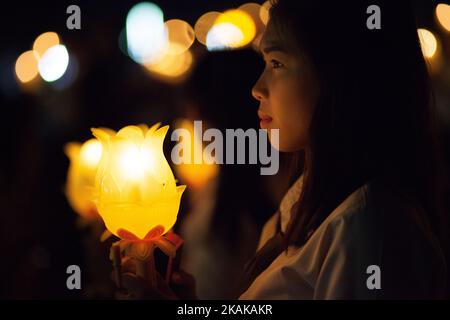 Varie agenzie e persone thailandesi meritano cerimonie per celebrare il 100th° giorno del passaggio del Re Bhumibol Adulyadej nella Provincia di Prachinburi, Thailandia, il 20 gennaio 2017. (Foto di Panupong Changchai/NurPhoto) *** Please use Credit from Credit Field *** Foto Stock