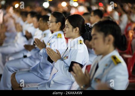 Varie agenzie e persone thailandesi meritano cerimonie per celebrare il 100th° giorno del passaggio del Re Bhumibol Adulyadej nella Provincia di Prachinburi, Thailandia, il 20 gennaio 2017. (Foto di Panupong Changchai/NurPhoto) *** Please use Credit from Credit Field *** Foto Stock