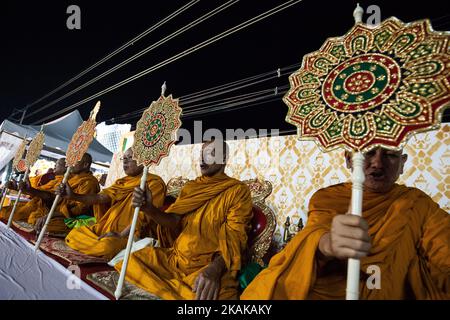 Varie agenzie e persone thailandesi meritano cerimonie per celebrare il 100th° giorno del passaggio del Re Bhumibol Adulyadej nella Provincia di Prachinburi, Thailandia, il 20 gennaio 2017. (Foto di Panupong Changchai/NurPhoto) *** Please use Credit from Credit Field *** Foto Stock