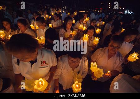 Varie agenzie e persone thailandesi meritano cerimonie per celebrare il 100th° giorno del passaggio del Re Bhumibol Adulyadej nella Provincia di Prachinburi, Thailandia, il 20 gennaio 2017. (Foto di Panupong Changchai/NurPhoto) *** Please use Credit from Credit Field *** Foto Stock