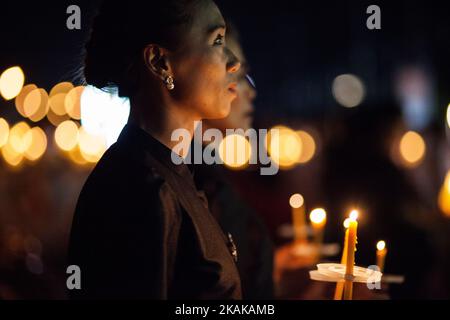 Varie agenzie e persone thailandesi meritano cerimonie per celebrare il 100th° giorno del passaggio del Re Bhumibol Adulyadej nella Provincia di Prachinburi, Thailandia, il 20 gennaio 2017. (Foto di Panupong Changchai/NurPhoto) *** Please use Credit from Credit Field *** Foto Stock