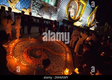 Varie agenzie e persone thailandesi meritano cerimonie per celebrare il 100th° giorno del passaggio del Re Bhumibol Adulyadej nella Provincia di Prachinburi, Thailandia, il 20 gennaio 2017. (Foto di Panupong Changchai/NurPhoto) *** Please use Credit from Credit Field *** Foto Stock