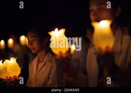 Varie agenzie e persone thailandesi meritano cerimonie per celebrare il 100th° giorno del passaggio del Re Bhumibol Adulyadej nella Provincia di Prachinburi, Thailandia, il 20 gennaio 2017. (Foto di Panupong Changchai/NurPhoto) *** Please use Credit from Credit Field *** Foto Stock