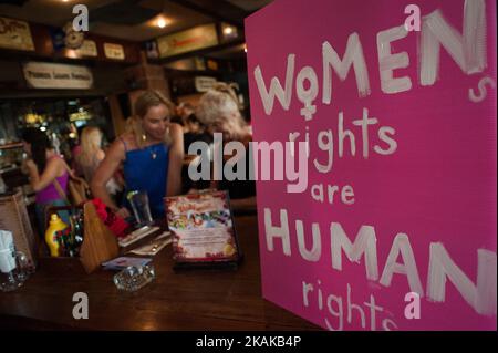 La gente partecipa a un raduno organizzato in solidarietà con la prossima marcia della donna in uno spettacolo di sostegno per la parità di diritti in un ristorante a Bangkok, Thailandia, 21 gennaio 2017. (Foto di Anusak Laowilas/NurPhoto) *** Please use Credit from Credit Field *** Foto Stock