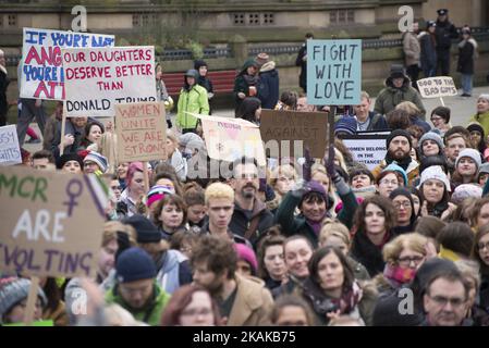 La gente partecipa a una dimostrazione di 'Stop Trump' sabato 21 gennaio 2017 a Manchester, Regno Unito. La manifestazione, che è avvenuta in solidarietà con altre manifestazioni in altre città, ha richiesto il cambio di POTUS dal presidente Trump il giorno dopo l'insediamento del presidente Trump. (Foto di Jonathan Nicholson/NurPhoto) *** Please use Credit from Credit Field *** Foto Stock