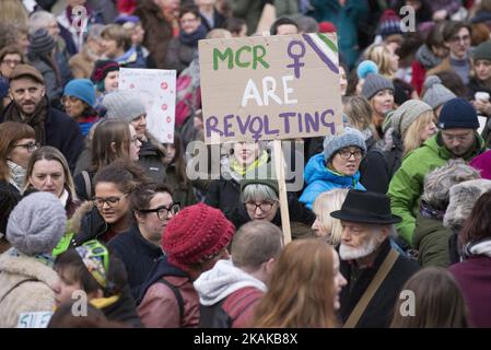 La gente partecipa a una dimostrazione di 'Stop Trump' sabato 21 gennaio 2017 a Manchester, Regno Unito. La manifestazione, che è avvenuta in solidarietà con altre manifestazioni in altre città, ha richiesto il cambio di POTUS dal presidente Trump il giorno dopo l'insediamento del presidente Trump. (Foto di Jonathan Nicholson/NurPhoto) *** Please use Credit from Credit Field *** Foto Stock