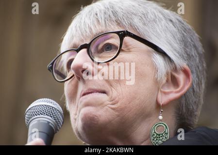 Julie Ward, deputato al Parlamento europeo per l’Inghilterra nordoccidentale, membro delle Parliamentâ commissioni europee per la cultura e l’istruzione, i diritti della donna e l’uguaglianza di genere e lo sviluppo regionale e poeta, interviene sabato 21 gennaio 2017 a Manchester, nel corso di una manifestazione “Stop Trump”. La manifestazione, che è avvenuta in solidarietà con altre manifestazioni in altre città, ha richiesto il cambio di POTUS da parte del presidente Trump il giorno dopo l'insediamento del presidente Trump. (Foto di Jonathan Nicholson/NurPhoto) *** Please use Credit from Credit Field *** Foto Stock