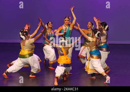 I ballerini Tamil suonano durante il festival Thai Pongal a Markham, Ontario, Canada, il 15 gennaio 2017. Il festival di Thai Pongal è un festival di ringraziamento che onora il Dio del Sole indù (Lord Surya) per un raccolto di successo. (Foto di Creative Touch Imaging Ltd./NurPhoto) *** si prega di utilizzare il credito dal campo di credito *** Foto Stock