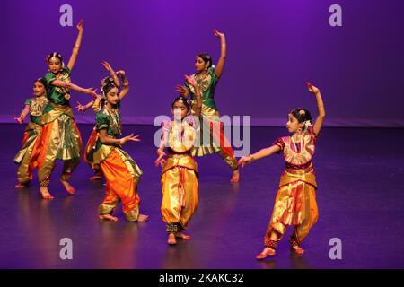 I ballerini Tamil suonano durante il festival Thai Pongal a Markham, Ontario, Canada, il 15 gennaio 2017. Il festival di Thai Pongal è un festival di ringraziamento che onora il Dio del Sole indù (Lord Surya) per un raccolto di successo. (Foto di Creative Touch Imaging Ltd./NurPhoto) *** si prega di utilizzare il credito dal campo di credito *** Foto Stock