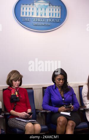 Omarosa (R), assistente del presidente Trump e direttore delle comunicazioni per l'Ufficio di collegamento pubblico, ascolta Sean Spicer, segretario stampa della Casa Bianca, tiene un briefing nella Sala stampa James S. Brady nell'ala ovest della Casa Bianca, a Washington, Stati Uniti, il 24 gennaio, 2017. (Foto di Cheriss May/NurPhoto) *** Please use Credit from Credit Field *** Foto Stock