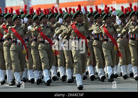 National Cadet Corps contingente durante la parata del Resheashal Republic Day su Red Road il 23 gennaio 2017 a Kolkata, India. L'India festeggerà il suo 68th° giorno della Repubblica il 26 gennaio con una grande parata militare. (Foto di Debajyoti Chakraborty/NurPhoto) *** Please use Credit from Credit Field *** Foto Stock