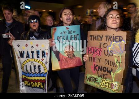 Gli attivisti di Los Angeles protestano contro le azioni esecutive del presidente Donald TrumpÂ volte a promuovere l’approvazione degli oleodotti Dakota Access e Keystone XL. Los Angeles, California. Gennaio 24, 2017. (Foto di Ronen Tivony/NurPhoto) *** Please use Credit from Credit Field *** Foto Stock