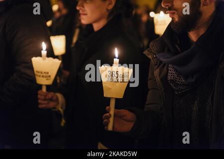 Persone e attivisti dell'organizzazione per i diritti umani si riuniscono davanti alla Camera dei deputati a Roma, Italia, ib 25th gennaio 2017 per commemorare il primo anniversario della scomparsa e dell'uccisione dello studente italiano Giulio Regeni, al Cairo. I colpevoli non sono ancora stati trovati. Regeni, un dottorato italiano della Cambridge University di 28 anni, è scomparso il 25 gennaio 2016, nel centro del Cairo, mentre la polizia era in vigore in previsione delle proteste di quel giorno. Il suo corpo fu poi ritrovato a fianco di una strada che porta segni di tortura. Era stato alla ricerca dei sindacati dei fornitori di strada, un corso di studi Foto Stock