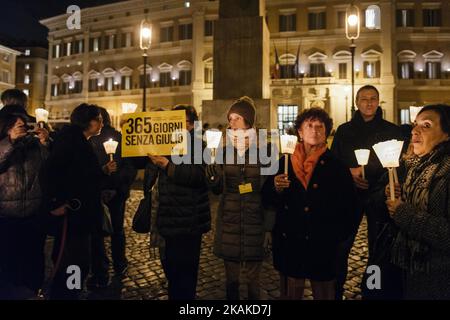 Persone e attivisti dell'organizzazione per i diritti umani si riuniscono davanti alla Camera dei deputati a Roma, Italia, ib 25th gennaio 2017 per commemorare il primo anniversario della scomparsa e dell'uccisione dello studente italiano Giulio Regeni, al Cairo. I colpevoli non sono ancora stati trovati. Regeni, un dottorato italiano della Cambridge University di 28 anni, è scomparso il 25 gennaio 2016, nel centro del Cairo, mentre la polizia era in vigore in previsione delle proteste di quel giorno. Il suo corpo fu poi ritrovato a fianco di una strada che porta segni di tortura. Era stato alla ricerca dei sindacati dei fornitori di strada, un corso di studi Foto Stock