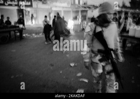 01/22/2017 Mosul, Iraq. Quartiere chiamato al Sukar. Come zucchero. Dovrebbe essere chiamata l'amarezza, almeno dopo che gente di questa città ha sperimentato. Le strade sono segnate da conchiglie, si possono trovare auto relitti sparsi in tutto il mondo. È difficile distinguere quale di essi dovrebbe essere usato in un attacco suicida. Alcuni viali si tormentano con vuoto, mentre gli altri migrano costantemente da un luogo all'altro. La gente vuole condividere le loro storie - 'là, accanto al negozio di pittura terrorista si è esploso'. I suoi resti giacciono sparsi in un mucchio di spazzatura. In realtà, CE ne erano due Foto Stock