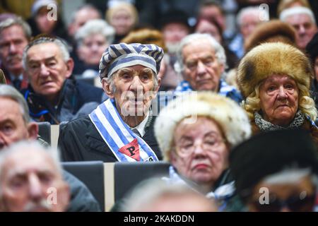 I sopravvissuti di Auschwitz all'interno di Blok 12 dell'ex campo di concentramento di Auschwitz a Oswiecim all'apertura della mostra archeologica, nel 72nd° anniversario della liberazione del campo di sterminio nazista tedesco. Venerdì 27 gennaio 2017, a Oswiecim, Polonia. Foto di Artur Widak *** Please use Credit from Credit Field *** Foto Stock