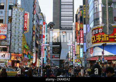 Una gigantesca testa Godzilla nel quartiere di Shinjuku torreggia a 52 metri (170 piedi) sopra la strada a Tokyo, Giappone, 28 gennaio 2017. (Foto di Hitoshi Yamada/NurPhoto) *** Please use Credit from Credit Field *** Foto Stock