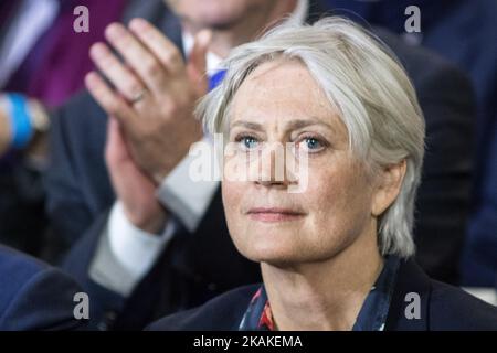 Penelope Fillon guarda come suo marito, candidato francese di destra per le prossime elezioni presidenziali Francois Fillon, parla in un rally campagna il 29 gennaio 2017 a Parigi. (Foto di Julien Mattia/NurPhoto) *** Please use Credit from Credit Field *** Foto Stock