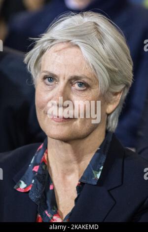 Penelope Fillon guarda come suo marito, candidato francese di destra per le prossime elezioni presidenziali Francois Fillon, parla in un rally campagna il 29 gennaio 2017 a Parigi. (Foto di Julien Mattia/NurPhoto) *** Please use Credit from Credit Field *** Foto Stock