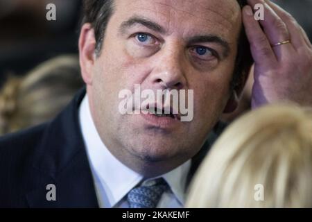 Jean Frederic Poisson guarda come candidato francese di destra per le prossime elezioni presidenziali Francois Fillon tiene un rally campagna il 29 gennaio 2017 a Parigi. (Foto di Julien Mattia/NurPhoto) *** Please use Credit from Credit Field *** Foto Stock