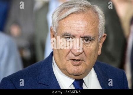 Jean Pierre Raffarin guarda come candidato francese di destra per le prossime elezioni presidenziali Francois Fillon tiene un rally campagna il 29 gennaio 2017 a Parigi. (Foto di Julien Mattia/NurPhoto) *** Please use Credit from Credit Field *** Foto Stock