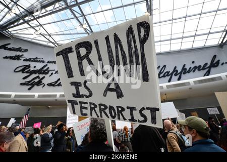 Lo spazio disponibile nella sala degli arrivi internazionali è riempito alla massima capacità mentre altre centinaia stanno inondando per una protesta del ban dell'immigrazione del 29th gennaio 2017 all'aeroporto internazionale di Philadelphia, in Philadelphia Pennsylvania. (Foto di Bastiaan Slabbers/NurPhoto) *** Please use Credit from Credit Field *** Foto Stock