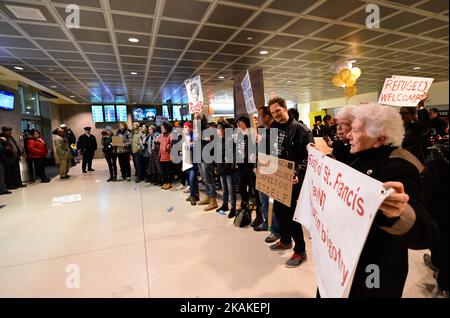 Migliaia di persone si sono manifestate per una protesta contro l'immigrazione del 29th gennaio 2017 all'aeroporto internazionale di Philadelphia, in Pennsylvania. (Foto di Bastiaan Slabbers/NurPhoto) *** Please use Credit from Credit Field *** Foto Stock