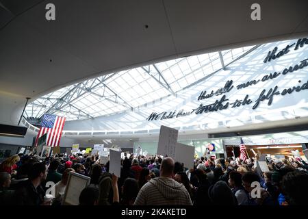 Lo spazio disponibile nella sala degli arrivi internazionali è riempito alla massima capacità mentre altre centinaia stanno inondando per una protesta del ban dell'immigrazione del 29th gennaio 2017 all'aeroporto internazionale di Philadelphia, in Philadelphia Pennsylvania. (Foto di Bastiaan Slabbers/NurPhoto) *** Please use Credit from Credit Field *** Foto Stock