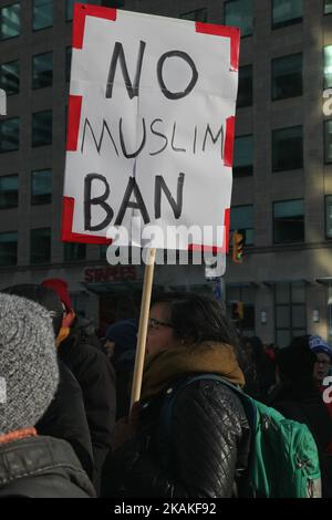 L'uomo ha in mano un cartello che dice 'no Musulmani ban' durante una massiccia protesta contro il divieto di viaggio del presidente Trump al di fuori del Consolato degli Stati Uniti nel centro di Toronto, Ontario, Canada, il 30 gennaio 2017. I canadesi si sono Uniti a paesi di tutto il mondo nel protestare contro l'ordine esecutivo del presidente americano Donald Trump, vietando i cittadini di sette paesi musulmani a maggioranza (Iran, Iraq, Sudan, Somalia, Siria, Yemen e Libia) di entrare negli Stati Uniti per i prossimi tre mesi e di vietare ai rifugiati siriani di entrare indefinitamente in America. (Foto di Creative Touch Imaging Ltd./NurPhoto) *** si prega di utilizzare Cr Foto Stock