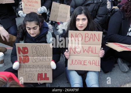 I manifestanti hanno dei segnali che dicono 'no ban, no wall' durante una massiccia protesta contro il divieto di viaggio del presidente Trump al di fuori del Consolato degli Stati Uniti nel centro di Toronto, Ontario, Canada, il 30 gennaio 2017. I canadesi si sono Uniti a paesi di tutto il mondo nel protestare contro l'ordine esecutivo del presidente americano Donald Trump, vietando i cittadini di sette paesi musulmani a maggioranza (Iran, Iraq, Sudan, Somalia, Siria, Yemen e Libia) di entrare negli Stati Uniti per i prossimi tre mesi e di vietare ai rifugiati siriani di entrare indefinitamente in America. (Foto di Creative Touch Imaging Ltd./NurPhoto) *** per favore Foto Stock