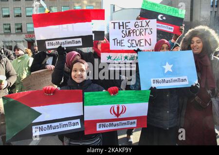 Le donne musulmane hanno dei segnali con le bandiere dei paesi vietati durante una massiccia protesta contro il divieto di viaggio del presidente Trump al di fuori del Consolato degli Stati Uniti nel centro di Toronto, Ontario, Canada, il 30 gennaio 2017. I canadesi si sono Uniti a paesi di tutto il mondo nel protestare contro l'ordine esecutivo del presidente americano Donald Trump, vietando i cittadini di sette paesi musulmani a maggioranza (Iran, Iraq, Sudan, Somalia, Siria, Yemen e Libia) di entrare negli Stati Uniti per i prossimi tre mesi e di vietare ai rifugiati siriani di entrare indefinitamente in America. (Foto di Creative Touch Imaging Ltd./NurP Foto Stock