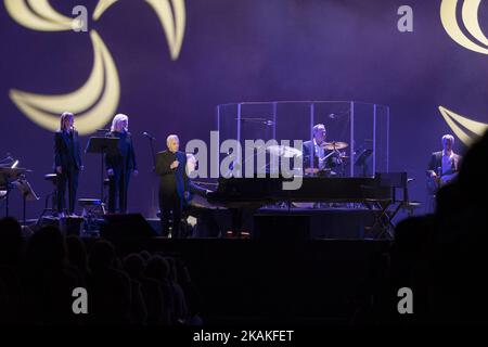 Il cantante francese Charles Aznavour, di 92 anni, si esibisce sul palco durante il concerto tenuto al Barclaycard Center di Madrid, Spagna, il 31 gennaio 2017. Aznavour è famoso per brani come 'la Boheme', 'la Mamma' o 'Venece Without You'. (Foto di Oscar Gonzalez/NurPhoto) *** Please use Credit from Credit Field *** Foto Stock