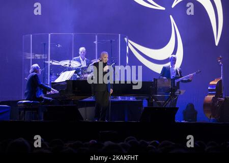 Il cantante francese Charles Aznavour, di 92 anni, si esibisce sul palco durante il concerto tenuto al Barclaycard Center di Madrid, Spagna, il 31 gennaio 2017. Aznavour è famoso per brani come 'la Boheme', 'la Mamma' o 'Venece Without You'. (Foto di Oscar Gonzalez/NurPhoto) *** Please use Credit from Credit Field *** Foto Stock