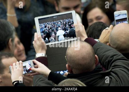 L'uomo scatta una foto con un ipad a Papa Francesco durante l'udienza generale settimanale in Aula Paolo VI in Vaticano (Foto di massimo Valicchia/NurPhoto) *** si prega di utilizzare il campo credito *** Foto Stock