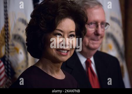 Martedì 31 gennaio, (l-r) Elaine Chao, dopo il giuramento come Segretario ai Trasporti, con il marito Senatore Mitch McConnell, presso la sede Ceremonial della Vice PresidentÂ nell'Eisenhower Executive Office Building della Casa Bianca. (Foto di Cheriss May/NurPhoto) *** Please use Credit from Credit Field *** Foto Stock