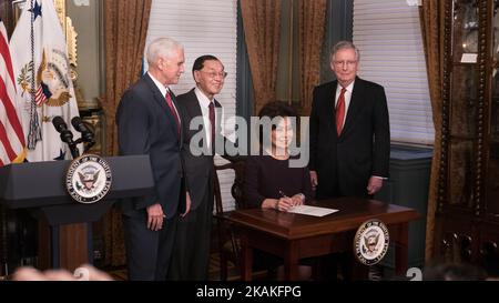 Martedì 31 gennaio, Elaine Chao firma il documento ufficiale dichiarandola il nuovo Segretario ai Trasporti, circondato da (l-r), il Vice Presidente degli Stati Uniti Mike Pence, suo padre James Chao, e suo marito Senatore Mitch McConnell, nell'Ufficio Cerimoniale della Vice PresidentÂ nell'edificio Eisenhower Executive Office della Casa Bianca. (Foto di Cheriss May/NurPhoto) *** Please use Credit from Credit Field *** Foto Stock