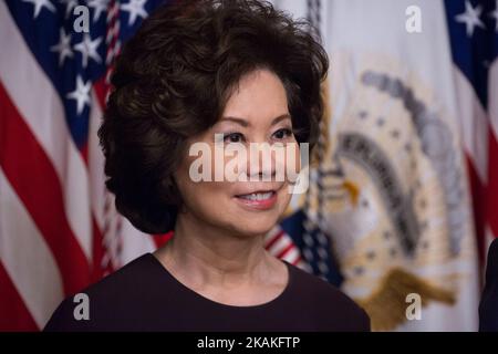 Martedì 31 gennaio, Elaine Chao ascolta il vice vicepresidente americano Mike Pence mentre si è giurato come segretario ai trasporti, nell'ufficio cerimoniale della Vice PresidentÂ nell'Eisenhower Executive Office Building della Casa Bianca. (Foto di Cheriss May/NurPhoto) *** Please use Credit from Credit Field *** Foto Stock