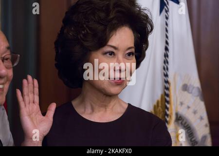 Martedì 31 gennaio, Elaine Chao è giurato dal Vice Presidente degli Stati Uniti Mike Pence, in qualità di Segretario ai Trasporti, nell'Ufficio Cerimoniale del Vice PresidentÂ nell'Eisenhower Executive Office Building della Casa Bianca. (Foto di Cheriss May/NurPhoto) *** Please use Credit from Credit Field *** Foto Stock