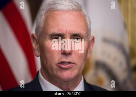 Martedì 31 gennaio, il Vice Presidente degli Stati Uniti Mike Pence ha diretto un giuramento di Elaine Chao come Segretario dei Trasporti, nell'Ufficio Cerimoniale della Vice PresidentÂ nell'Eisenhower Executive Office Building della Casa Bianca. (Foto di Cheriss May/NurPhoto) *** Please use Credit from Credit Field *** Foto Stock