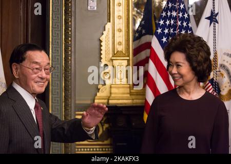 Martedì 31 gennaio, (r-l), Elaine Chao e suo padre James Chao, entrano per la sua giurazione come Segretario ai Trasporti, nell'Ufficio Cerimoniale della Vice PresidentÂ nell'Eisenhower Executive Office Building della Casa Bianca. (Foto di Cheriss May/NurPhoto) *** Please use Credit from Credit Field *** Foto Stock