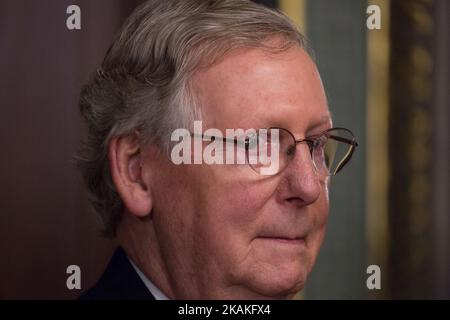 Martedì 31 gennaio, il senatore Mitch McConnell è testimone del giuramento di sua moglie, Elaine Chao, in qualità di Segretario ai Trasporti, presso l’Ufficio Cerimoniale della Vice PresidentÂ nell’Eisenhower Executive Office Building della Casa Bianca. (Foto di Cheriss May/NurPhoto) *** Please use Credit from Credit Field *** Foto Stock