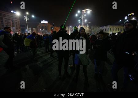 Diverse migliaia di persone sono state viste sulla piazza della Vittoria di fronte alla sede del governo, dimostrando contro la proposta del governo di allentare la legislazione anti-innesto il 3 febbraio 2017. Recentemente il partito al governo del Partito socialdemocratico (PSD) ha proposto una legislazione che avrebbe come conseguenza la perdonazione di numerosi funzionari governativi che sfuggono all'azione penale per corruzione, tra cui il capo del partito al governo Liviu Dragnea. (Foto di Jaap Arriens/NurPhoto) *** Please use Credit from Credit Field *** Foto Stock