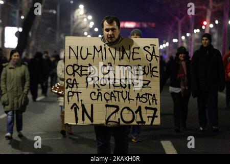 Diverse migliaia di persone sono state viste sulla piazza della Vittoria di fronte alla sede del governo, dimostrando contro la proposta del governo di allentare la legislazione anti-innesto il 3 febbraio 2017. Recentemente il partito al governo del Partito socialdemocratico (PSD) ha proposto una legislazione che avrebbe come conseguenza la perdonazione di numerosi funzionari governativi che sfuggono all'azione penale per corruzione, tra cui il capo del partito al governo Liviu Dragnea. (Foto di Jaap Arriens/NurPhoto) *** Please use Credit from Credit Field *** Foto Stock